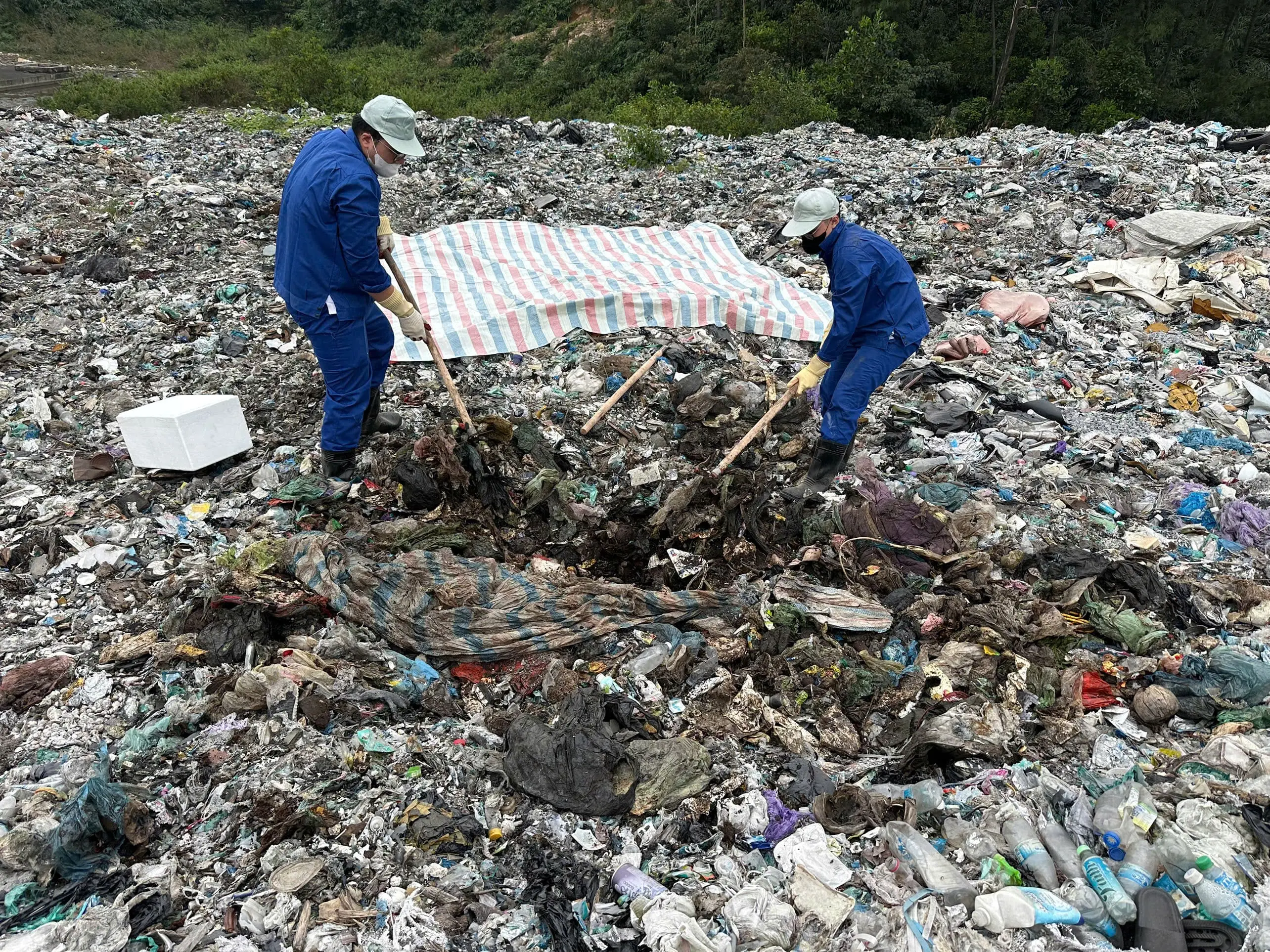 ENPRO Triển Khai Lấy Mẫu Rác Thải Tại Bãi Rác Xã Thống Nhất, Tỉnh Quảng Ninh